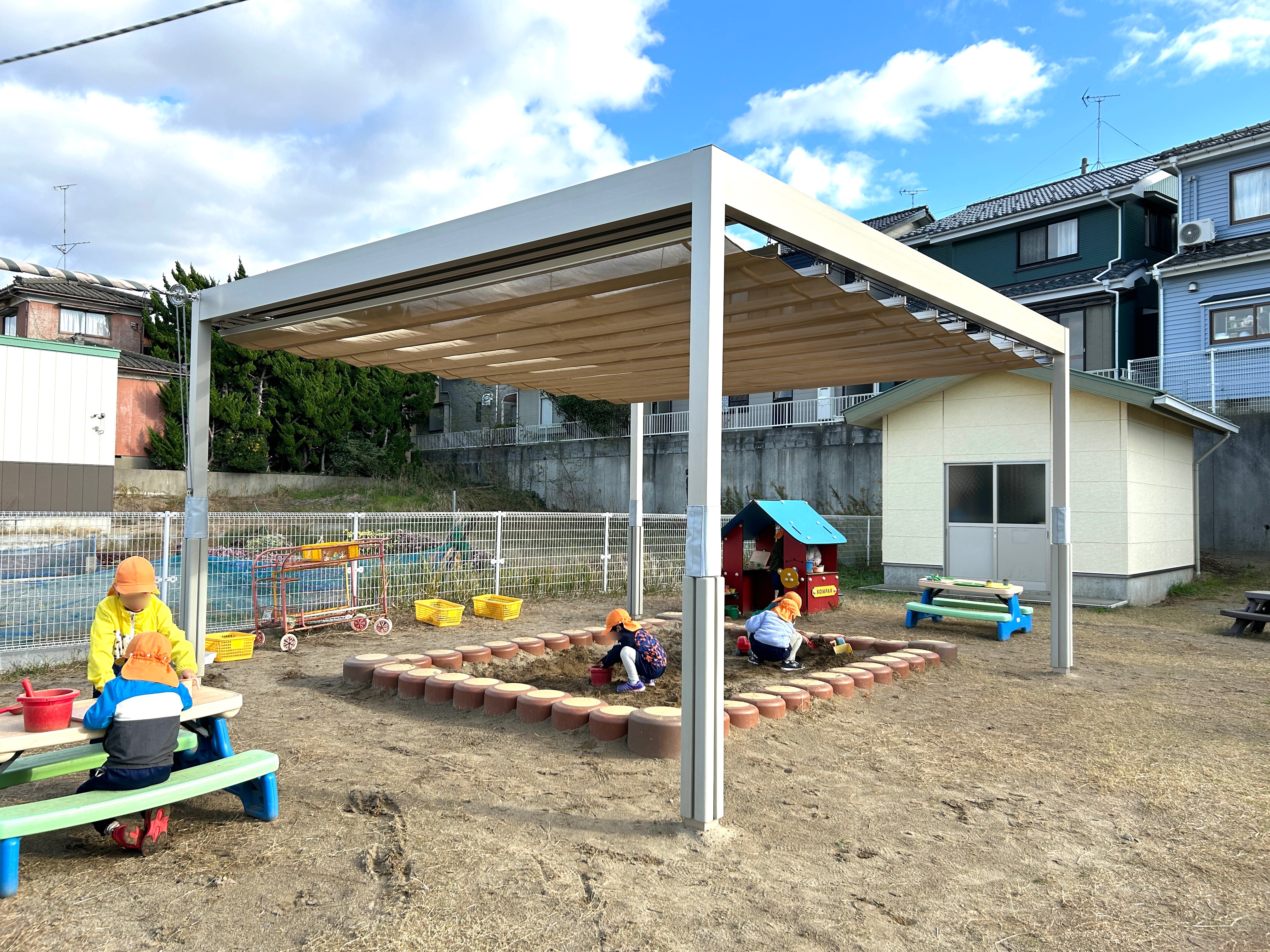 園庭のパーゴラ開閉式テント「ソラカゼ」