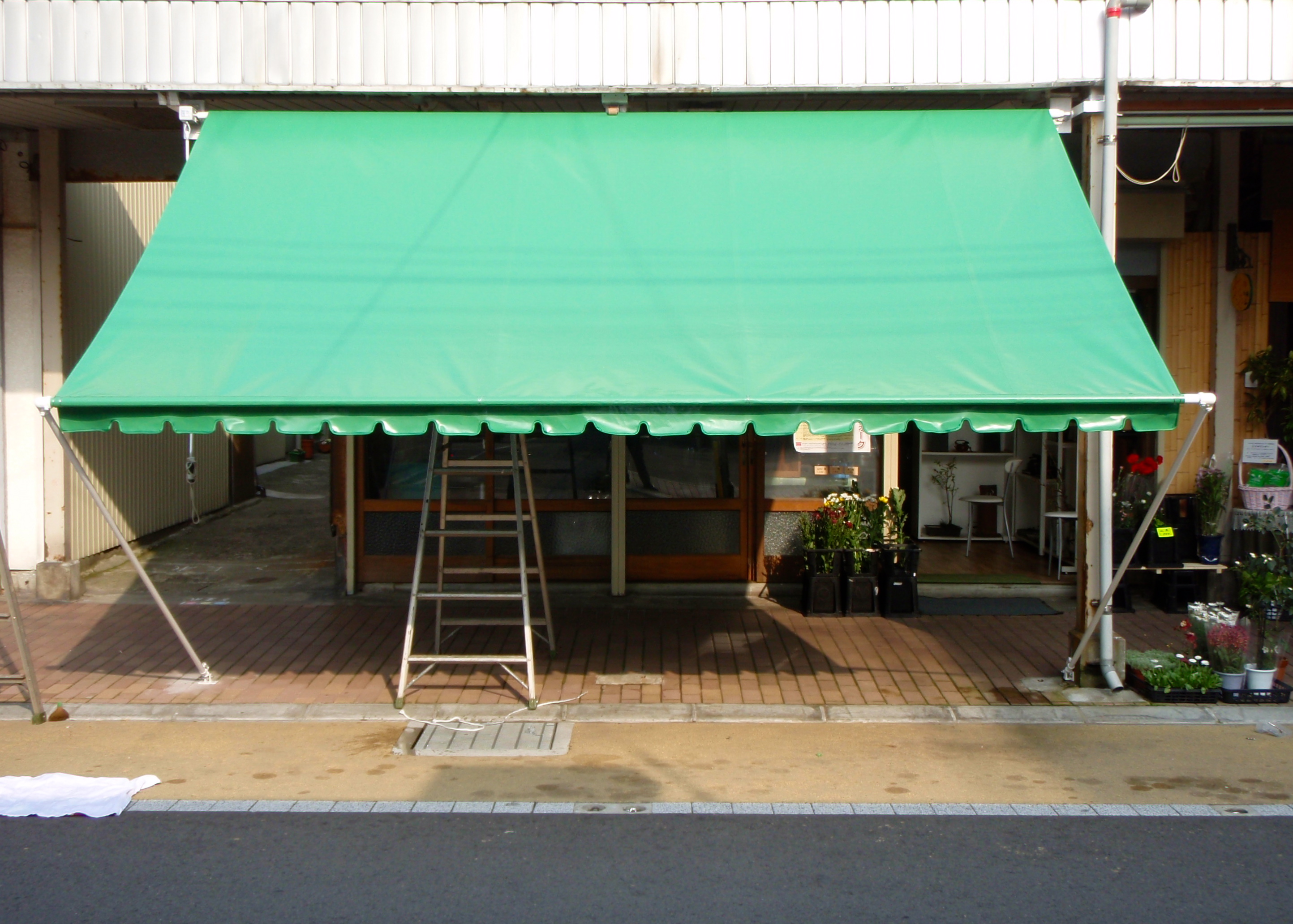 日よけ巻上げテント