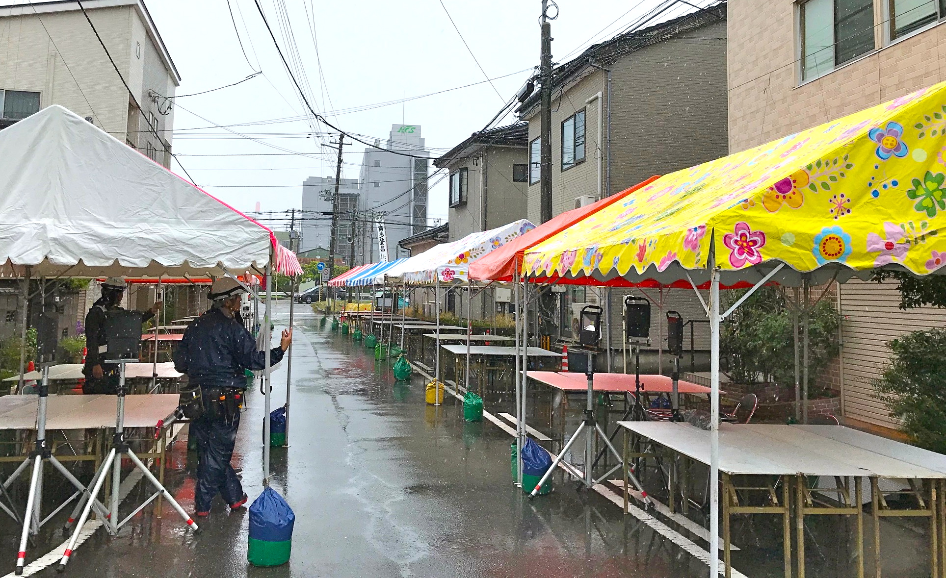 お祭り会場のテント設営