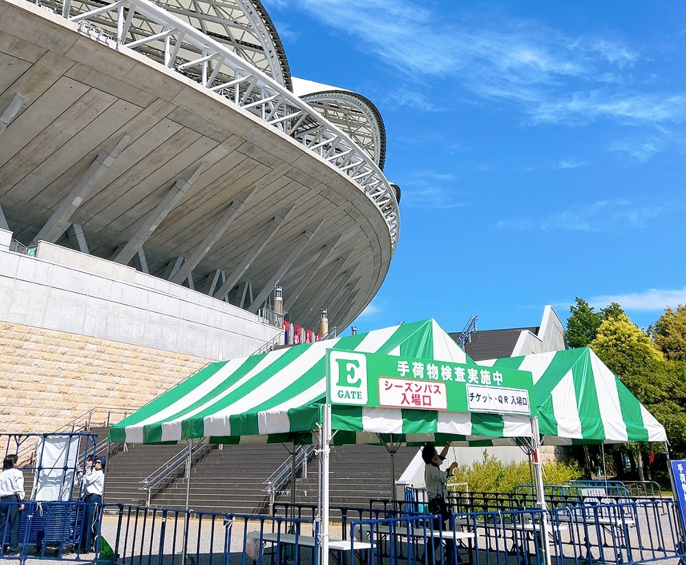 スタジアム内会場テント設営