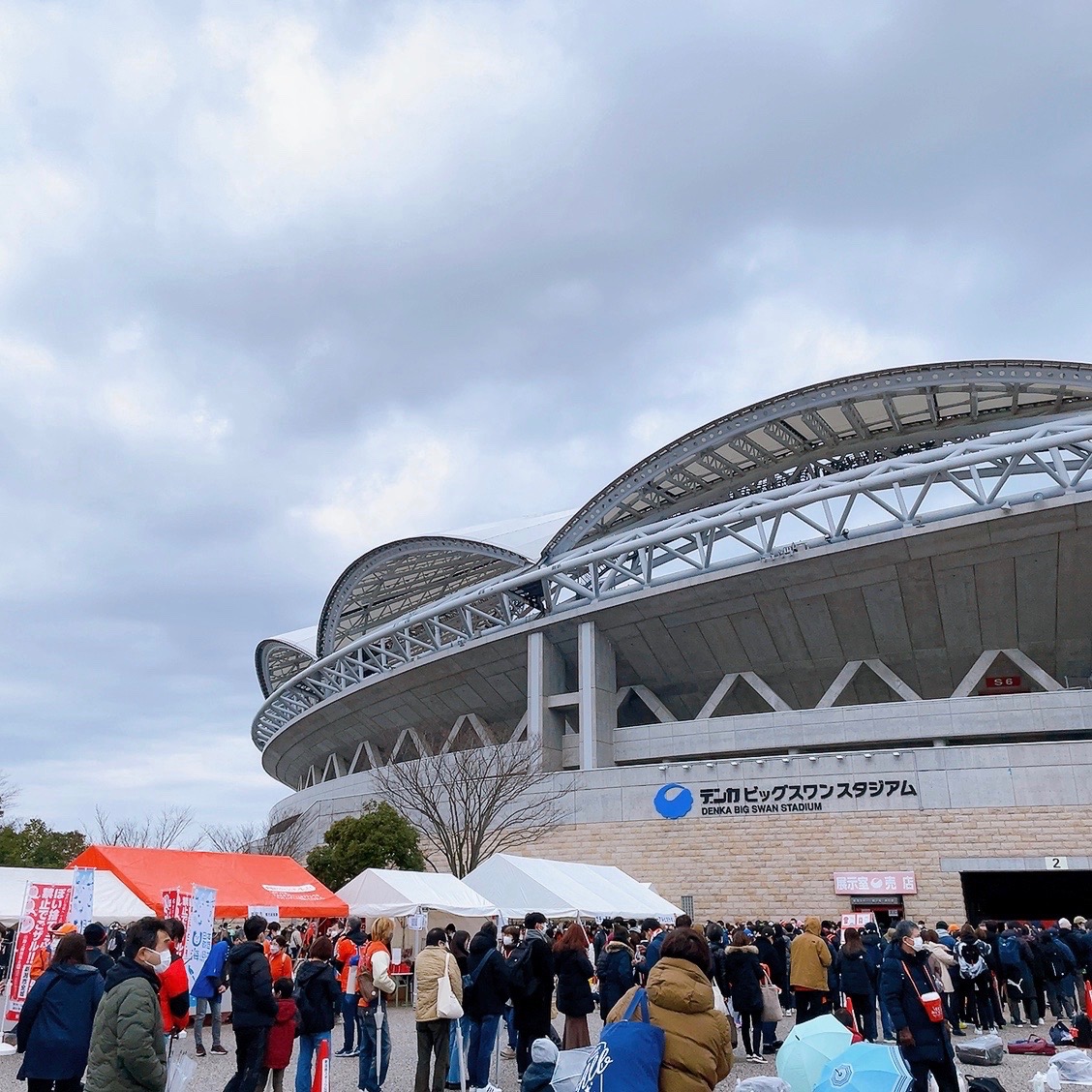 サッカー会場テント設営