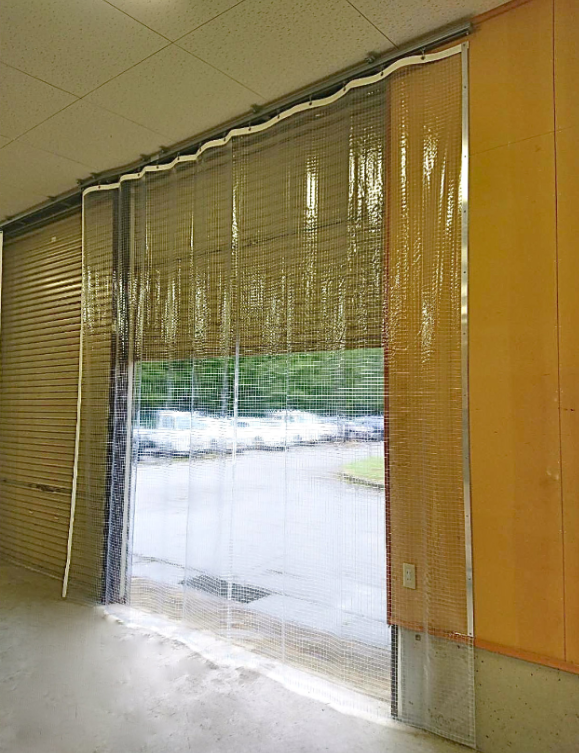 工場シャッター開口部の透明間仕切りカーテン