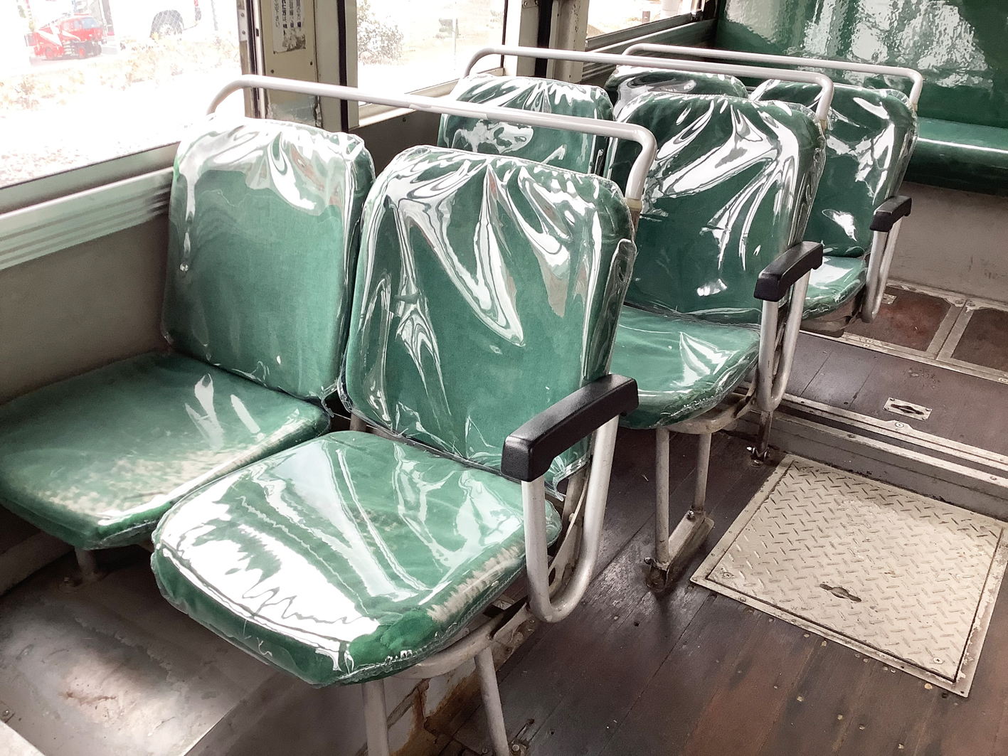 保存展示用：バス座椅子の透明フィルムカバー