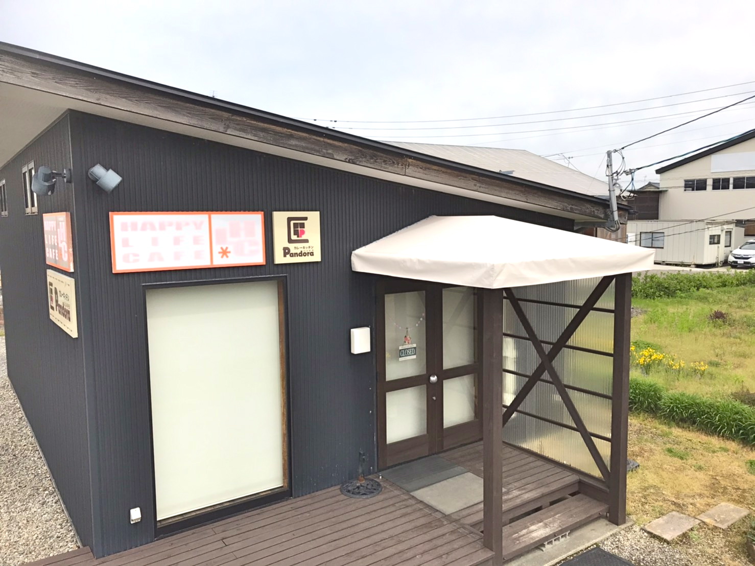 店舗入口のテント