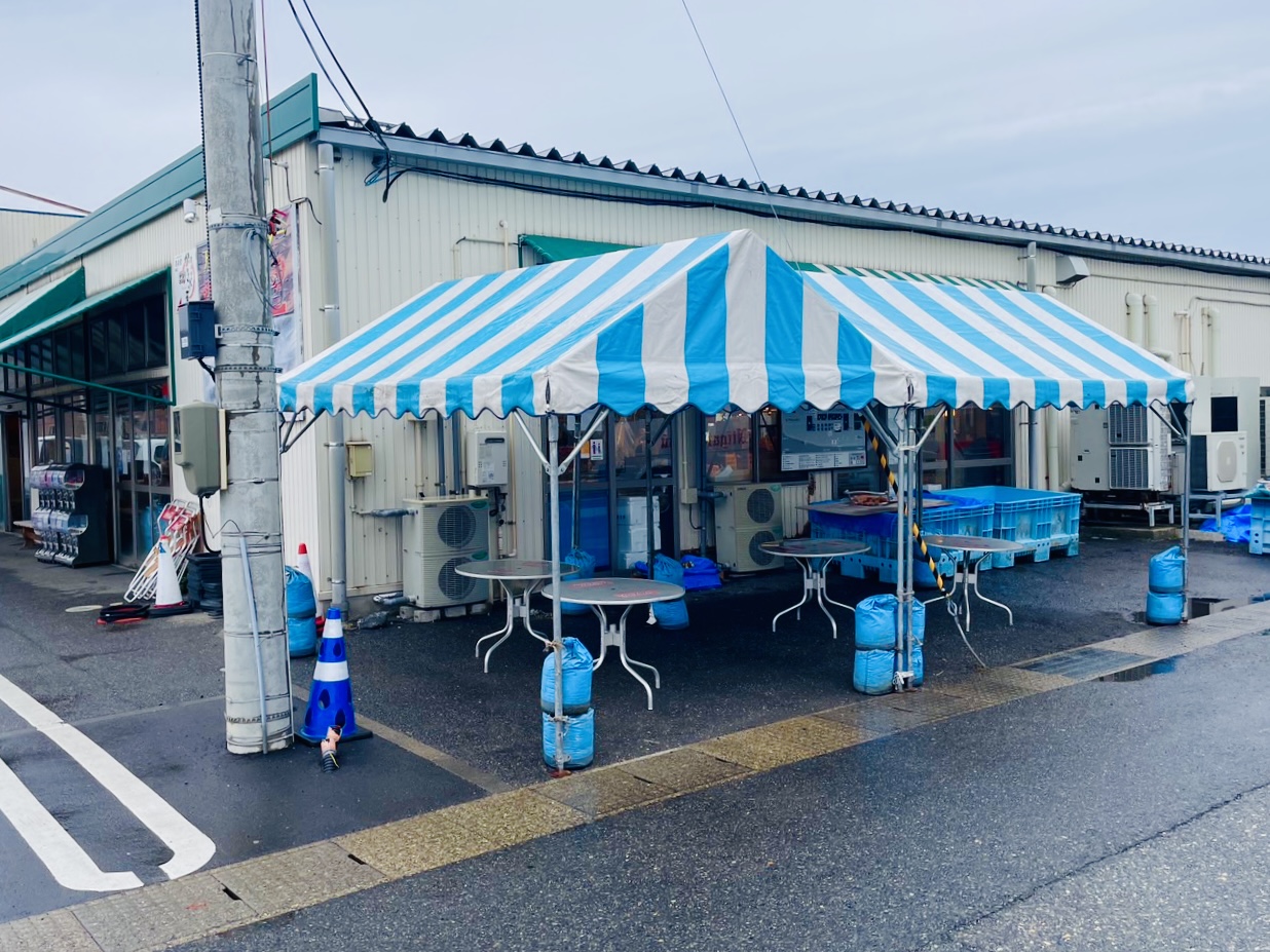 複合施設敷地内での休憩スペーステント