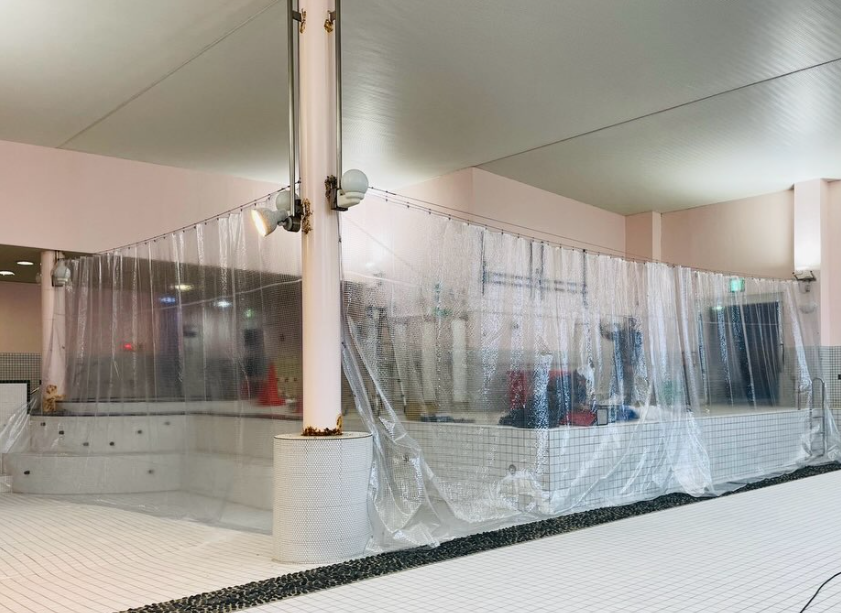 温水プールエリアの間仕切りカーテン（寒さ対策）