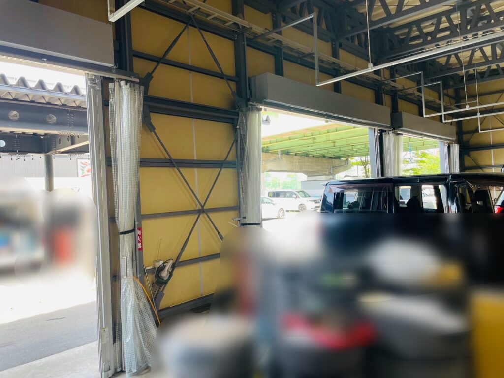 工場出入口に設置した透明間仕切りカーテン