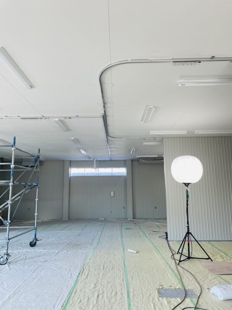店舗展示スペースの防塵対策用透明間仕切りカーテン