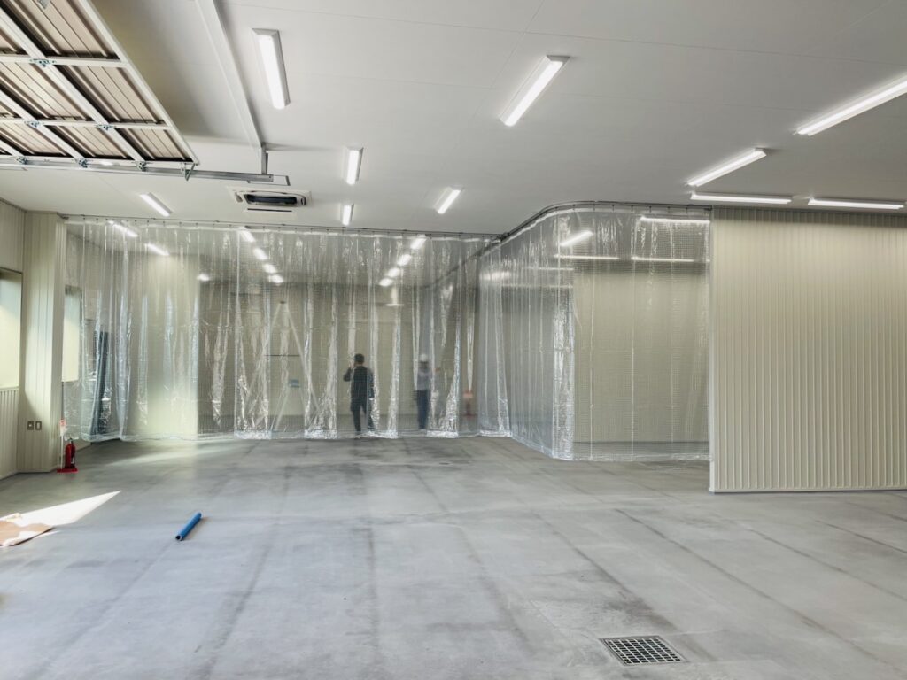 店舗展示スペースの防塵対策用透明間仕切りカーテン