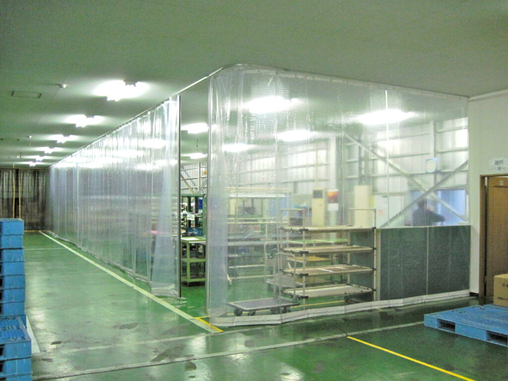 広い工場内で、空調効率を高めたい場所のみ、区切ってエリアをつくりました。